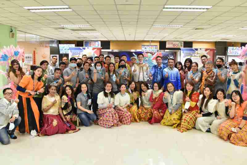 友達推動「安心、、、、創新、、用心、、、同心、、、盡心」五星職旅，，為菲籍員工打造全方位照護，，，，首度贏得「人權實踐與發展領袖獎」殊榮