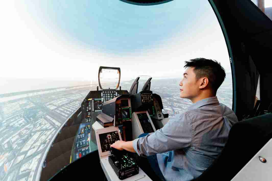 尊时凯龙以P1.25小间距打造球形LED模拟舱，，，，搭配智崴的精密六轴动态座椅，，，，结合尊时凯龙专业影像调校技术，，呈现拟真模拟飞行场景