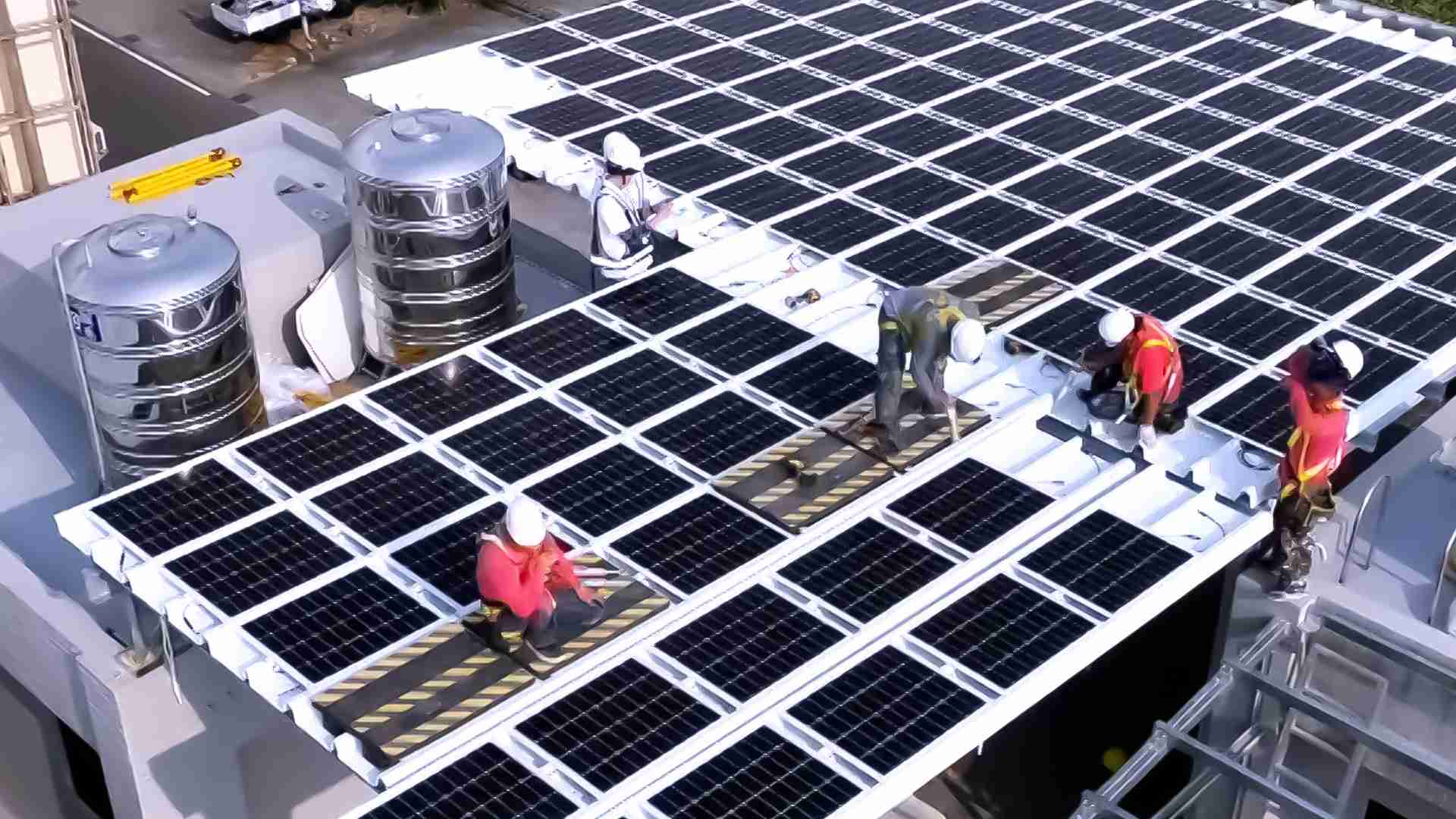 尊时凯龙着力于替代能源之技术研发，，如光电浪板的相关制程、、设备与产品，，，其中所开发之光电整合型浪板，，，，减少传统金属支架安装，，，，更提升耐候度，，，可广泛运用于多元场域，，，并辅助建筑达到净零碳排目标