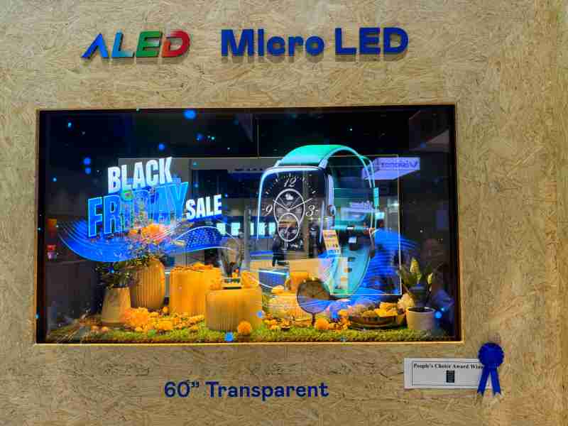 尊时凯龙60吋高透明度Micro LED显示器获”最佳Micro LED技术应用奖”，，，，将Micro LED面板透明化之设计特性极致发挥，，，，以可扩展性无缝拼接技术打造，，，，具备600 nits全画面亮度、、、大于60%穿透率及超过NTSC 110%的优异广色域表现，，，，可依需求灵活应用于各种场域