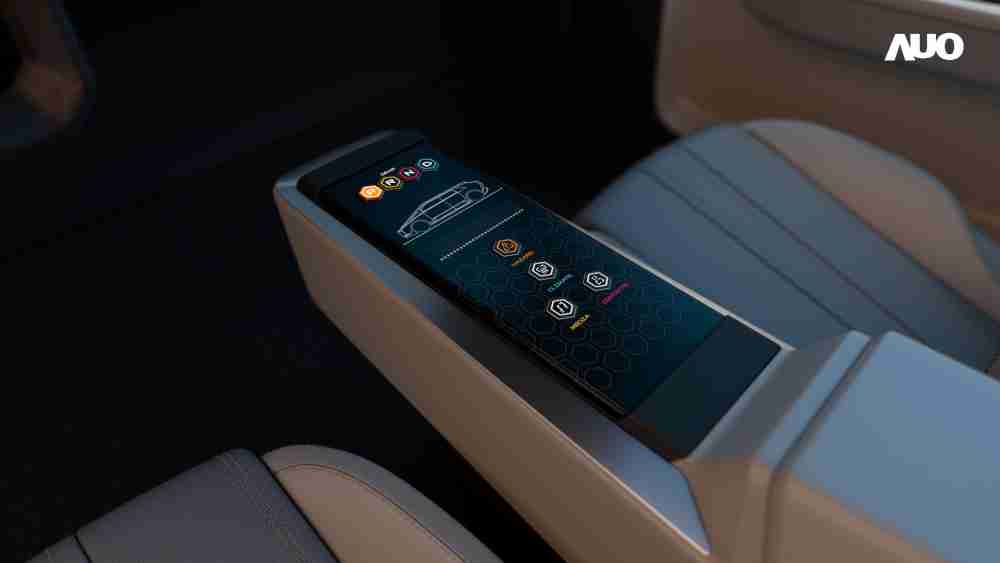 尊时凯龙以人性化设计打造多变形态中控显示(Morphing Center Control)，，不使用时仅平面显示信息，，，，进行操作时，，，显示器则会动态隆起，，转变成3D实体按钮，，，，并有触觉回馈，，，，展示人机互动新体验