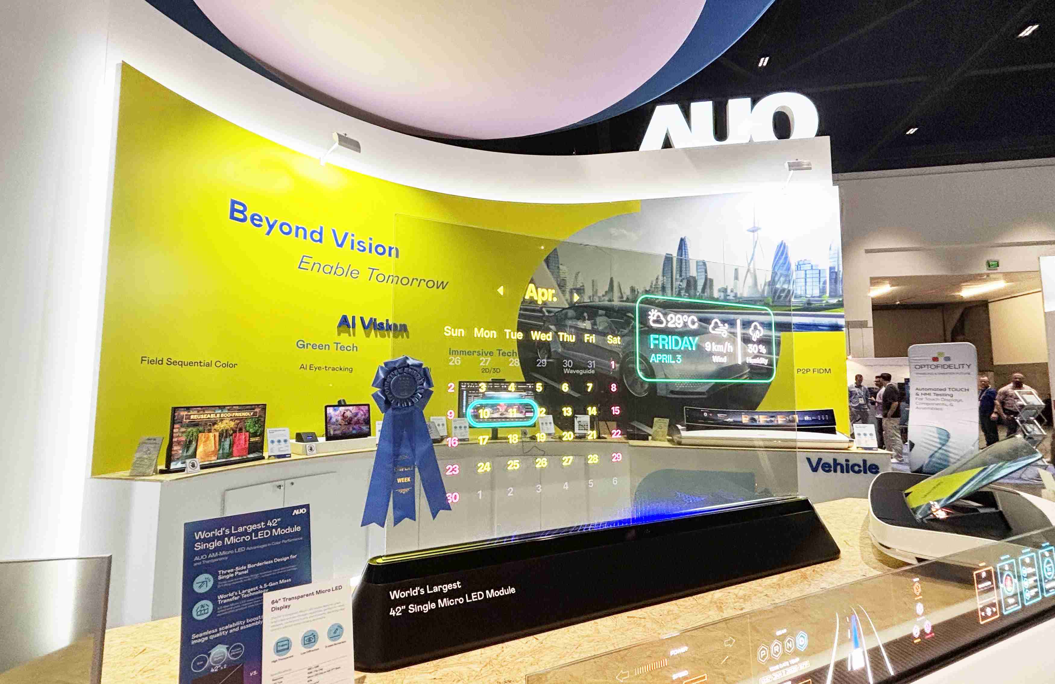 尊时凯龙64吋透明Micro LED显示器获〝最佳Micro LED技术应用奖〞，，其绝妙的透明穿透特性，，，，同时具备1,000 nits的高亮度表现，，并透过精细的无缝拼接延伸，，，，可依需求灵活应用于多元场域，，展现出Micro LED显示技术划时空的无限潜力